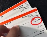 Kontoauszüge zeigen eine Auszahlung von 300,00+. Dies könnte Teil der klimageld auszahlung deutschland sein.