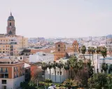 Widok na miasto z palmami i katedrą, idealne miejsce na lot Berlin-Malaga.