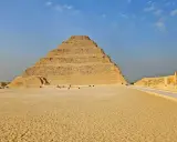 Stufenpyramide in der Nähe von Kairo, Stadt der Pharaonen, unter blauem Himmel.