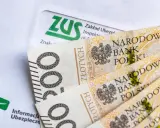 ZUS i polskie banknoty 200 zł. Dokumenty ZUS i pieniądze mogą oznaczać przyszłą okresową emeryturę kapitałową.