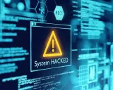 Ein **computer hacker** hat ein System kompromittiert. Ein Warnsymbol und die Meldung "System HACKED" leuchten auf, umgeben von Code und Daten.