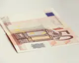 Una banconota da 50 euro, con il numero ben visibile, è un accompagnamento accettato per un acquisto.