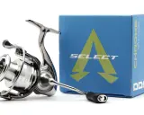 Elegancki kołowrotek spinningowy 4000 Select Chrome, gotowy do akcji. Obok pudełko z logo marki.