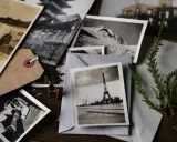 Stare fotografie, w tym Wieża Eiffla, tworzą nostalgiczny kolaż. Idealne do opisu wspomnień, jak w fce speaking part 2.