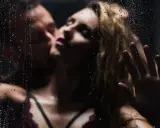 Intymna scena pary, krople deszczu na szybie. Czy to objaw hiperseksualności?