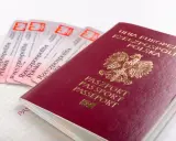 Polski paszport i kilka dowodów osobistych, gotowych do podróży.