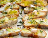 Fettunta toscana: fette di pane abbrustolito condite con olio d'oliva, aglio e rosmarino fresco.
