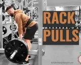 Mann hebt schwere Langhantelstange bei Rack Pulls im Fitnessstudio.