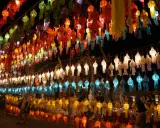Buntes Lichterfest in Thailand. Tausende von Papierlaternen in allen Farben leuchten in der Nacht und schaffen eine magische Atmosphäre.