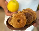 Délicieux pancake pomme saupoudré de cannelle, présenté avec une pomme jaune fraîche. Un délice gourmand !