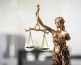 Ile zarabia prawnik na godzinę? Stawki i czynniki wpływające na koszt