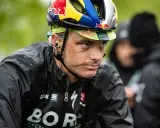 Anton Palzer im Regen, mit Red Bull Helm und BORA-Hansgrohe Jacke.