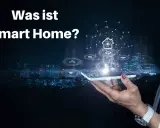 Was ist ein Smart Home? Eine Hand hält ein Smartphone, das eine vernetzte Haus-Symbolik mit Icons für Sicherheit, Licht und mehr zeigt.