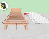 Cinta métrica y cama de madera. Se muestran flechas indicando cómo se mide un colchon para asegurar el ajuste perfecto.