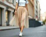 Jak nosić tiulową spódnicę? Stylizacje casual, eleganckie, rockowe