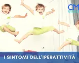 Un bambino iperattivo di 7 anni salta con gioia, mostrando la sua energia incontenibile.