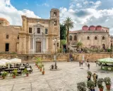 Piazza con chiese normanne, un luogo da non perdere se cerchi cosa visitare a Palermo.
