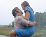 Para pierwszy raz całować się w deszczu, jak na tym zdjęciu, to romantyczne przeżycie.