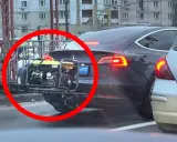 Samochód elektryczny z agregatem prądotwórczym na bagażniku. Nietypowe rozwiązanie dla podróżujących na długie dystanse.