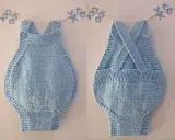 Tutorial ranita bebé dos agujas. Conjunto tejido a mano, azul claro, con botones laterales y tirantes cruzados en la espalda.