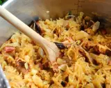 Gotujesz bigos? W garnku widać kapustę kiszoną z różnymi rodzajami mięsa, jak wieprzowina i kiełbasa. Idealne jakie mięso do bigosu!