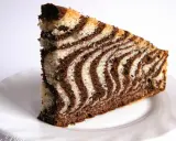 Pyszne ciasto zebra z przepisu na dużą blachę, z charakterystycznymi czekoladowo-waniliowymi pasami.