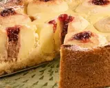 Saftiger Bratapfelkuchen mit Marzipan, verziert mit Marmelade und Puderzucker. Ein Genuss für jeden Anlass.