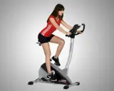 Donna su cyclette, allenamento gambe prima e dopo. Tonifica e scolpisci con l'esercizio.