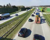 Ciężarówka z cysterną i koparka na lawecie to pojazdy, które mogą wjechać na autostradę.
