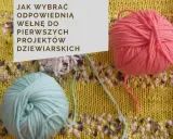 Dwa motki włóczki: jeden różowy, drugi miętowy, leżą na żółtej dzianinie.
