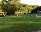 Relaks nad jeziorem, piknikowe stoły i namioty tworzą sielski krajobraz. To miejsce to prawdziwa **mała Szwajcaria Przywidz**.