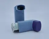 Zwei Inhalatoren, wichtig für den asthma notfallplan. Sie enthalten Salbutamol zur schnellen Linderung.