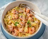 Breite Bandnudeln mit saftigen Garnelen in cremiger Sauce, garniert mit frischer Petersilie. Ein köstliches Gericht mit Spaghetti und Garnelen.