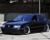 Czarny Volkswagen Bora z obniżonym zawieszeniem i felgami BBS.