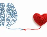 Cervello di filo blu collegato a un cuore di filo rosso. Un elenco di sentimenti ed emozioni che uniscono mente e cuore.