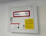 Rauchabzug-Steuergerät, Typ WSC 204 0102, gemäß DIN VDE V 0826-2, mit Schlüssel und Prüfaufkleber.