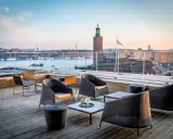 En mysig takbar i Stockholm med utsikt över vattnet och Stadshuset. Perfekt för en drink i solnedgången.