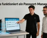 Ein Mann erklärt, wie funktioniert ein Passwort-Manager. Ein Tresor mit Passwort-Karten und ein Laptop zeigen die sichere Speicherung von Zugangsdaten.