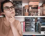 Dziewczyna z okularami zastanawia się nad wyborem książki. Na półkach obok kryminały, fantasy i erotyka subtelna.