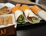 Trzy wrapy z kurczakiem, frytki i nuggetsy. Zastanawiasz się, ile kosztuje wrap w Mc?