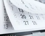 Strony kalendarza przewracają się, symbolizując skrócenie okresu wypowiedzenia. Widoczne daty: 13, 20, 27.