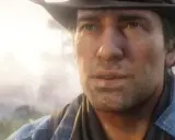 Arthur Morgan w kapeluszu i dżinsowej koszuli, zamyślony, na tle mglistego krajobrazu.