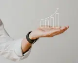 Dłoń prezentuje rosnący wykres, symbolizujący sukces w biznesie b2c.