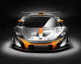Silberner McLaren P1 GTR mit orangefarbenen Akzenten, aggressiver Front und großem Heckflügel, bereit für die Rennstrecke.