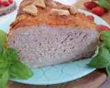Soczysty schab pieczony w mleku, z czosnkiem i bazylią, prezentuje się apetycznie na talerzu.