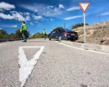 Agentes de tráfico controlan la circulación en una carretera. Un coche se detiene, quizás preguntándose cuánto tarda en llegar una multa.