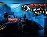 Rycerz w zbroi na moście przed zamkiem, płomienie i góry w tle. Napis "Demon's Souls" i "Recenzja PS5".