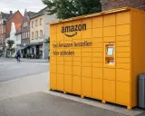 Żółty automat paczkowy Amazon na niemieckiej ulicy. Wygodne odbieranie zamówień z portali ogłoszeniowych Niemcy.