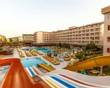 Xeno Eftalia Resort: baseny, zjeżdżalnie wodne i leżaki czekają na gości.