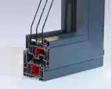 Przekrój okna z profilu pcv, ukazujący wielokomorową konstrukcję i potrójne szyby. PVC zapewnia doskonałą izolację.